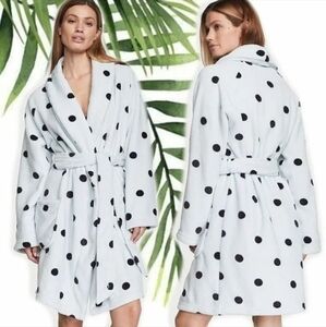 Victoria's secret robe sz M/L Read Post